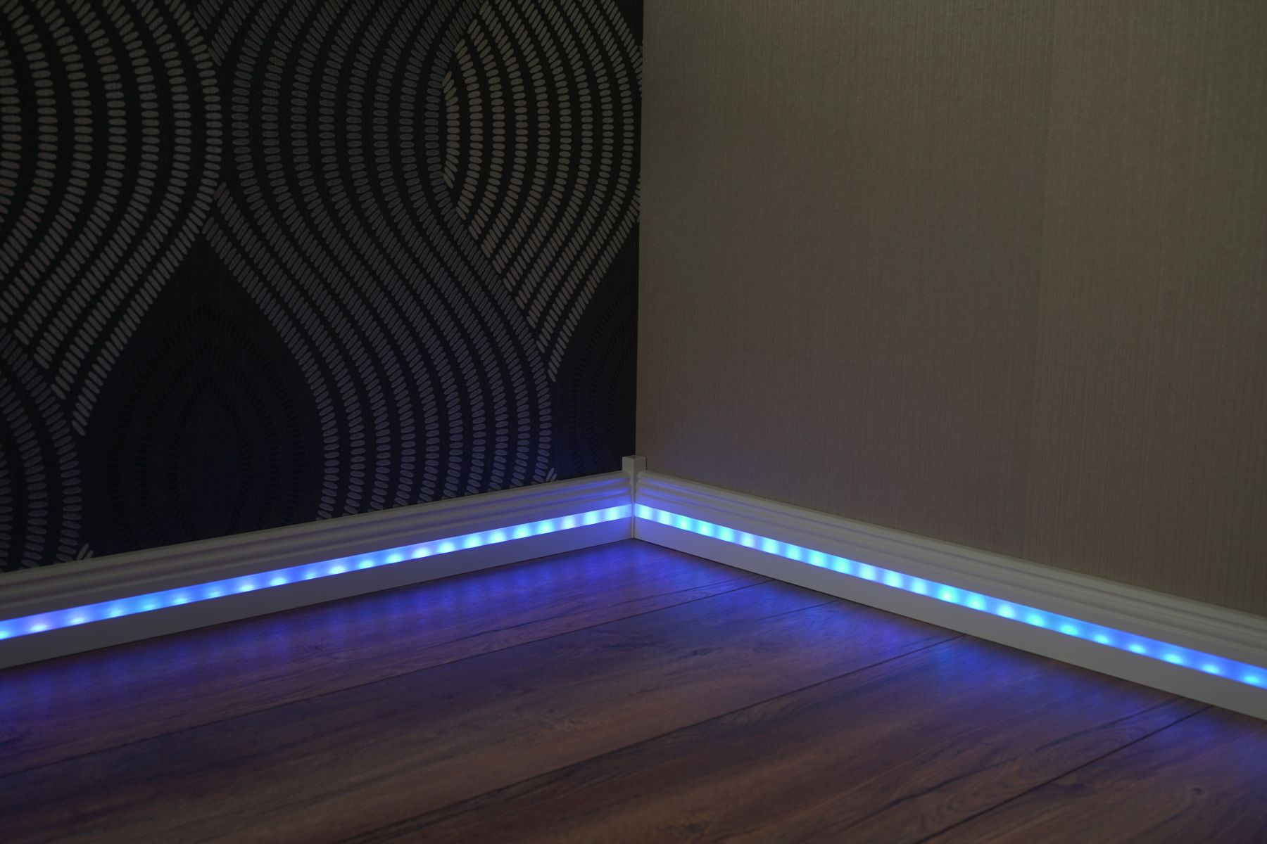 KuPro Aluminiumfussleiste weiß/LED